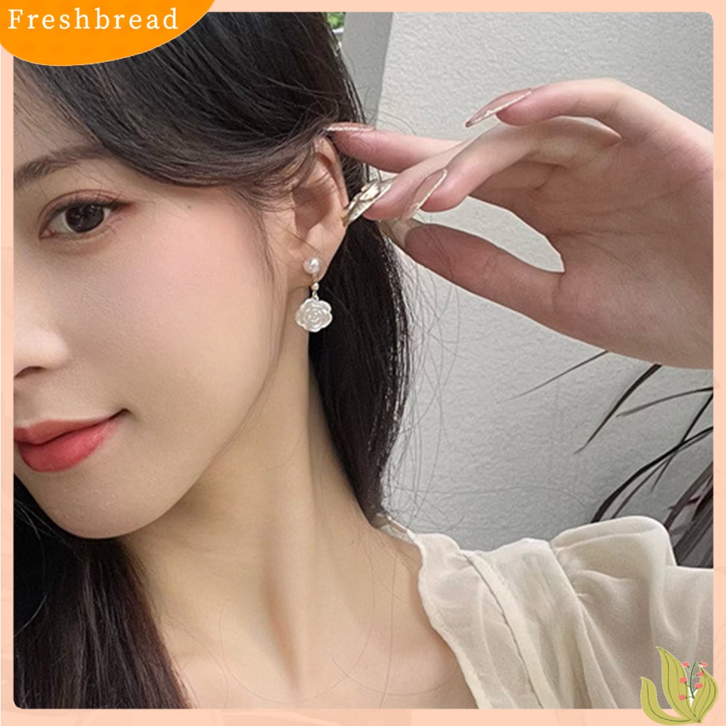 &lt; Freshbread &gt; 1pasang Anting Wanita Bentuk Camelia Desain Mutiara Imitasi Pertunjukan Pesona Unik Alloy Bunga Mini Gaya Elegan All-Match Drop Earrings Untuk Pacaran