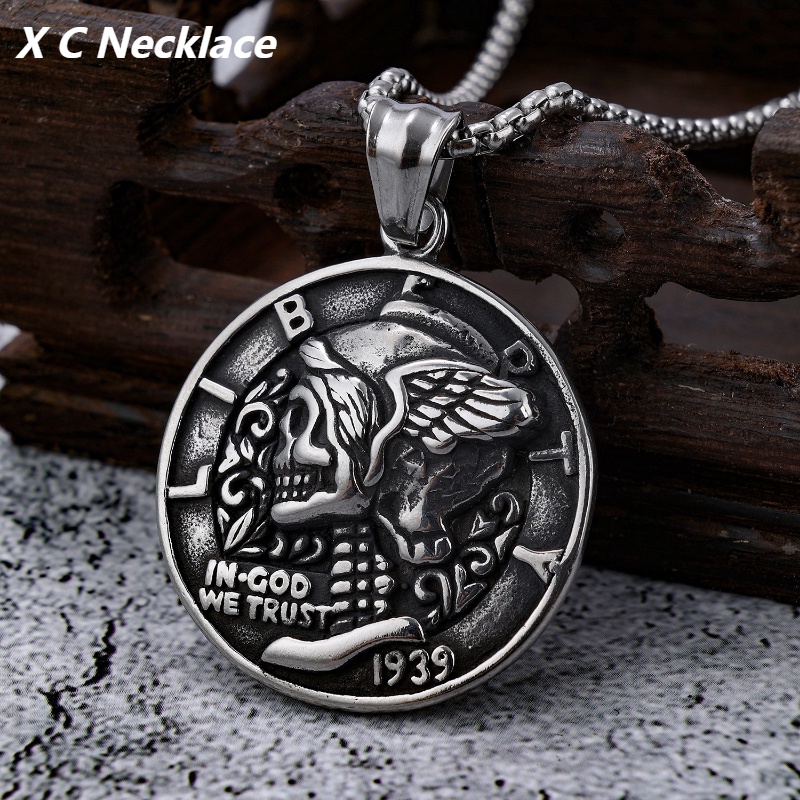 [X C Kalung] Baru Silvery Hip Hop Punk Vintage Tengkorak Kepala Helm Motor LIBRTY Titanium Steel Liontin Anti Karat Kalung Pria &amp; Wanita Hadiah Liburan Perhiasan