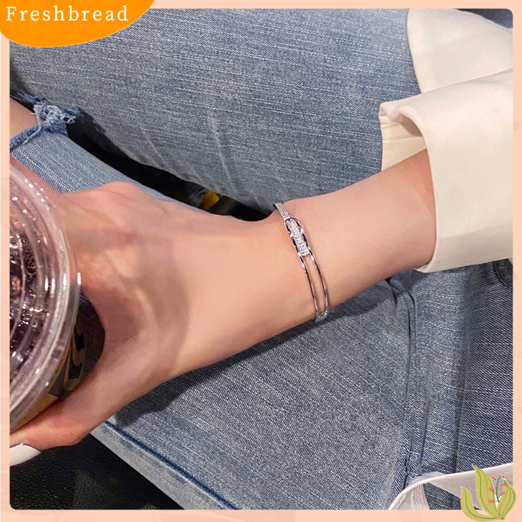 &lt; Freshbread &gt; Wanita Bangle Bukaan Hollow Hypoallergenic Minimalis Elegan Hadiah Berlapis Perak Berlian Imitasi Berkilau Gelang Tangan Cewek Untuk Harian