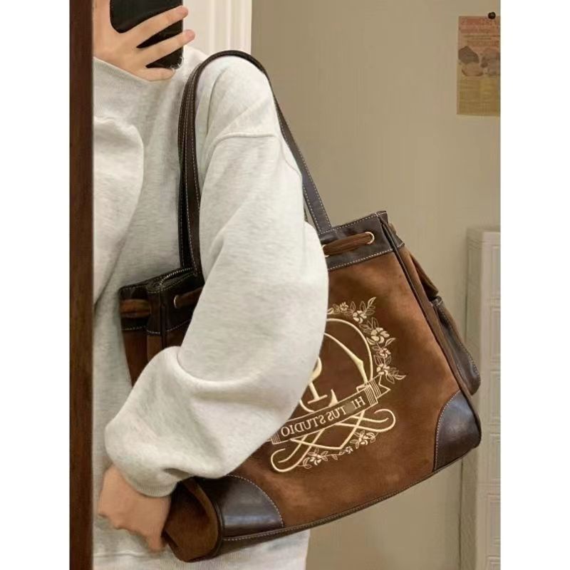 Sera HIATUS Literary Retro Flower Letter Crown Embroidery Tote Bag Autumn and Winter Suede Tas Bahu Kasual Berkapasitas Besar