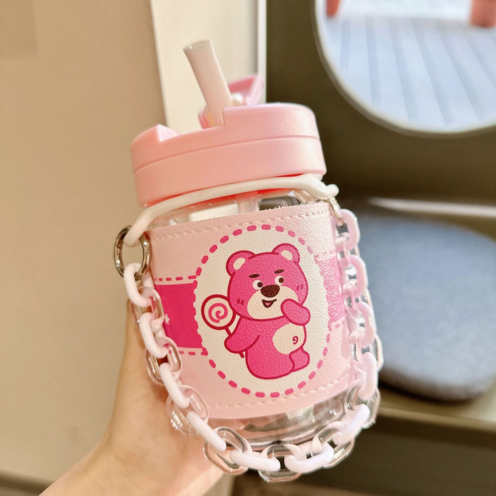 Pink Strawberry Bear Manyo Straw water Cup Untuk Anak Perempuan Gelas Plastik Dengan Nilai Penampilan Tinggi Tahan Panas Pelindung Lengan Dan Tangan Rantai