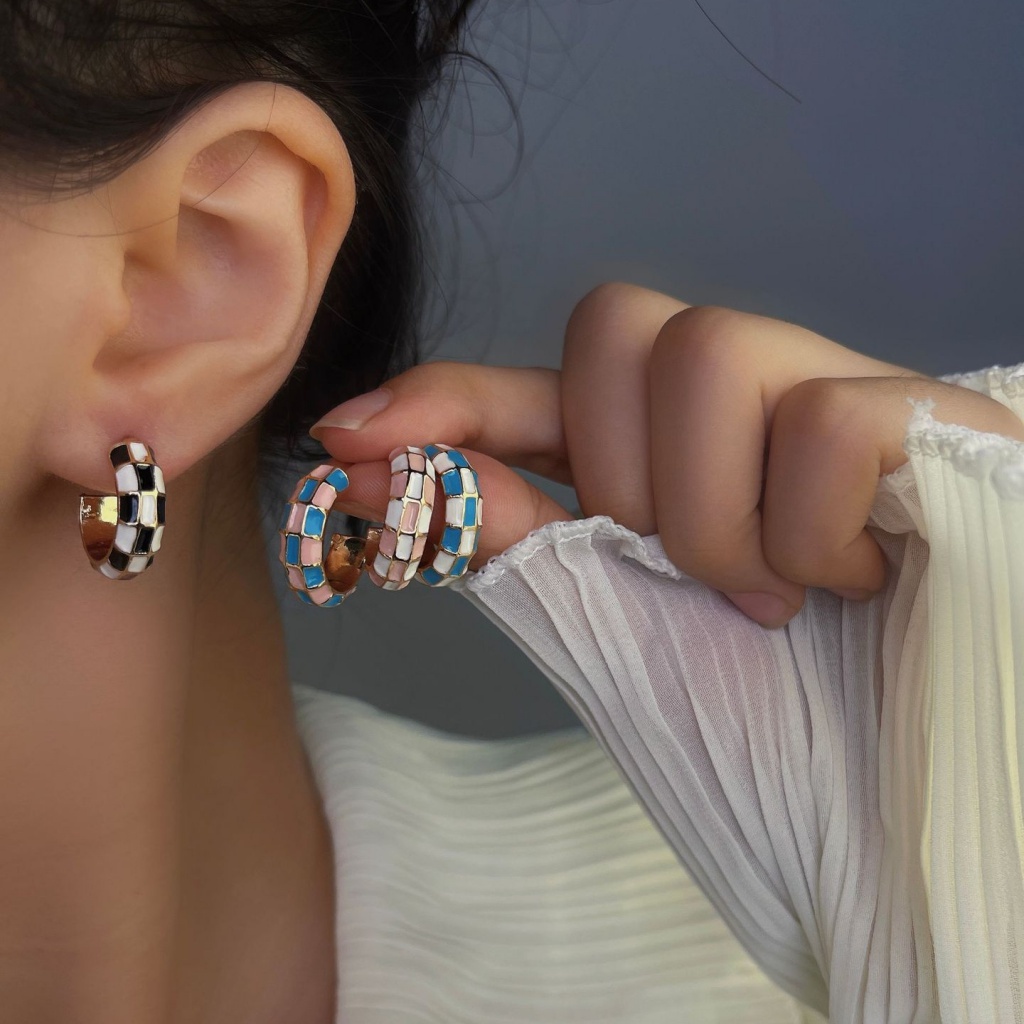 Anting Geometris Berbentuk C Kotak-Kotak Hitam Putih Fashion