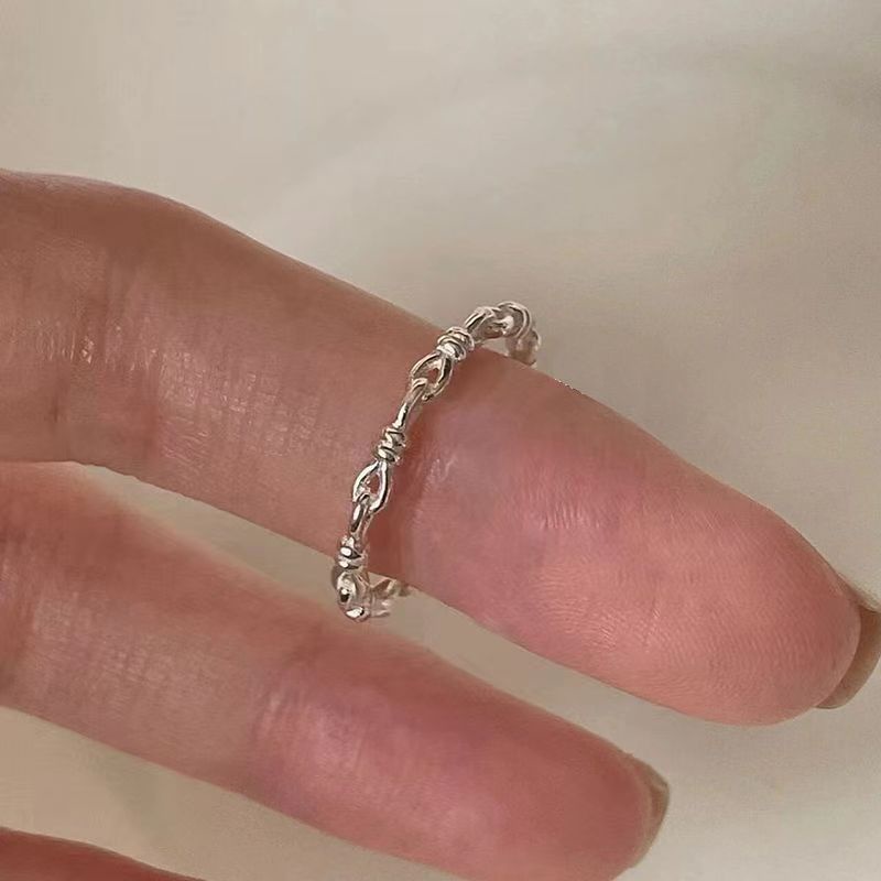 Cincin Baja Titanium Terbuka Berlian Simpul Sederhana Temperamen Perempuan Desain Modis Rasa Perhiasan Cincin Anti Karat