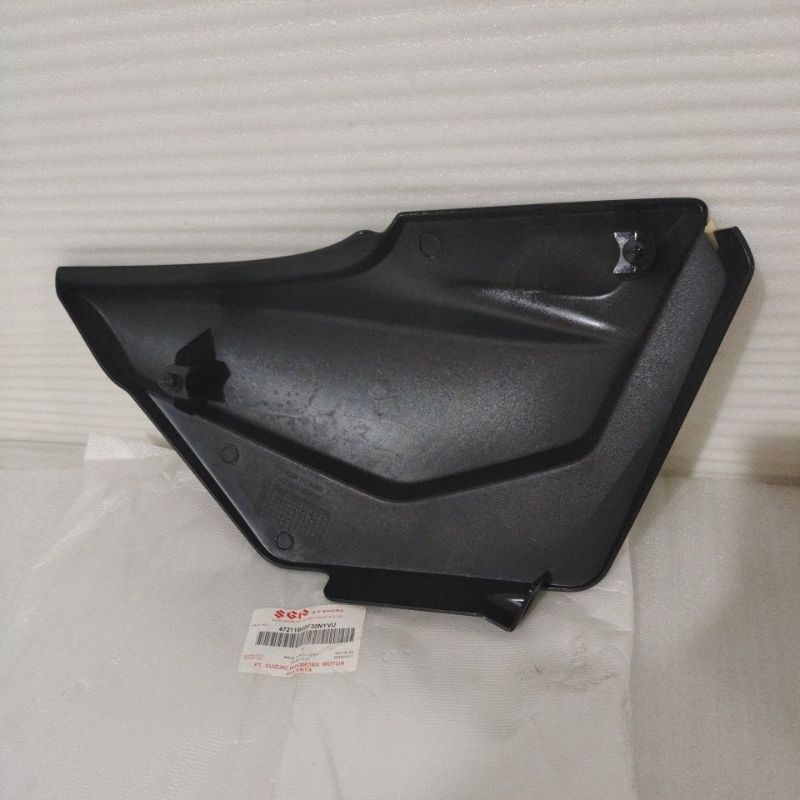 Cover body bodi sambungan tutup aki accu Kiri Hitam Suzuki Thunder 125 Original 47211B45F30NYVU ASLI