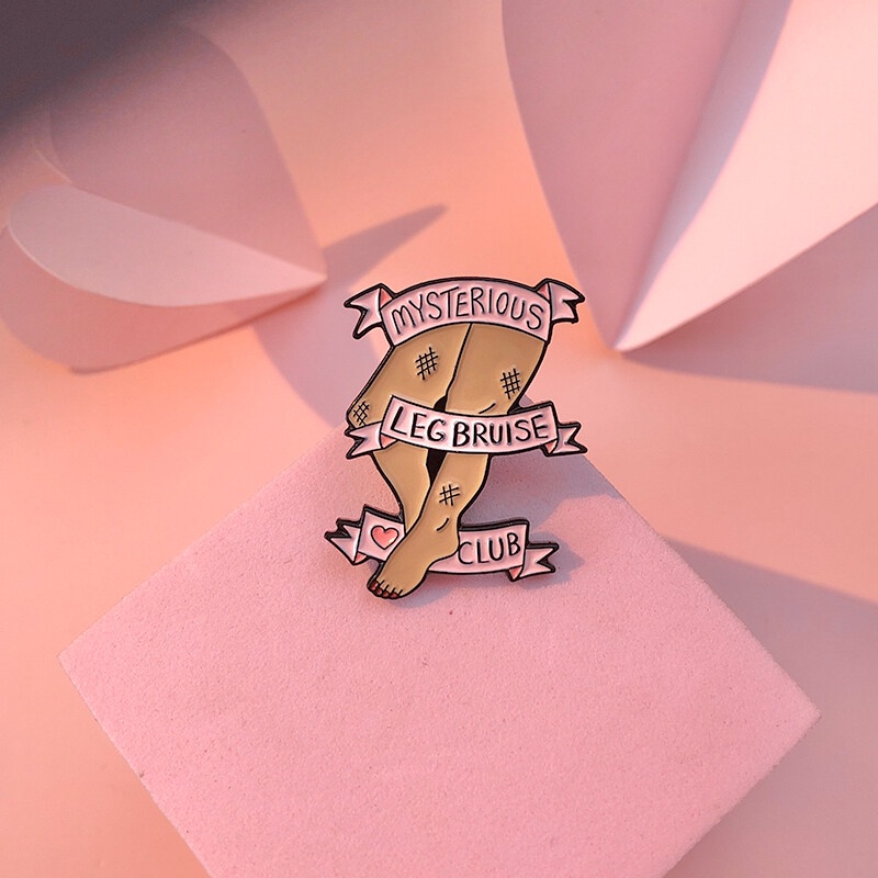 Kaki Steriousku Buise Club Enamel Pin Kartun Lucu Feminis Bros Kerah Lencana Ransel Perhiasan Hadiah Untuk Teman