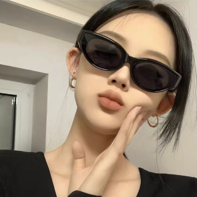 Papaozhu Bergaya Hitam Kecil Mata Kucing Kacamata Hitam Untuk Wanita Pria Unisex Fashion UV400 Pelindung Sunnies Kacamata Anti-Radiasi Nuansa Liburan Luar Ruangan Mengemudi Kacamata