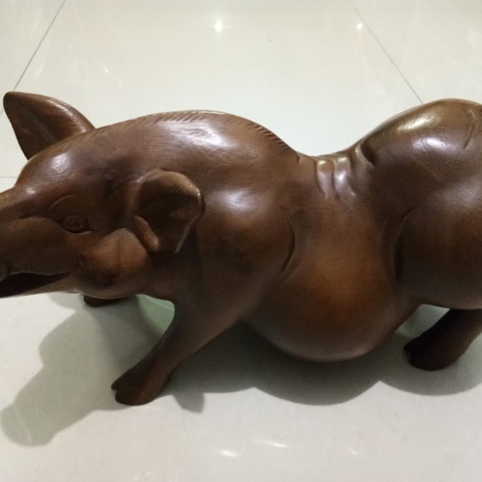 Ukiran kayu patung shio babi besar