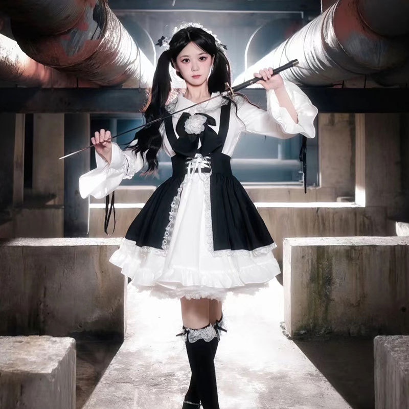 Female cosplay black and white Japanese long sleeved Lorita lolita maid dress