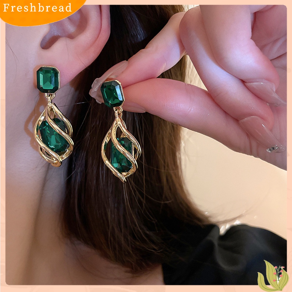 &lt; Freshbread &gt; 1pasang Anting Stud Berbentuk Persegi Berlian Imitasi Gaya Vintage Liontin Berongga Hiasan Telinga Tahan Luntur Fashion Faux Emerald Crystal Menjuntai Earrings Untuk Pesta