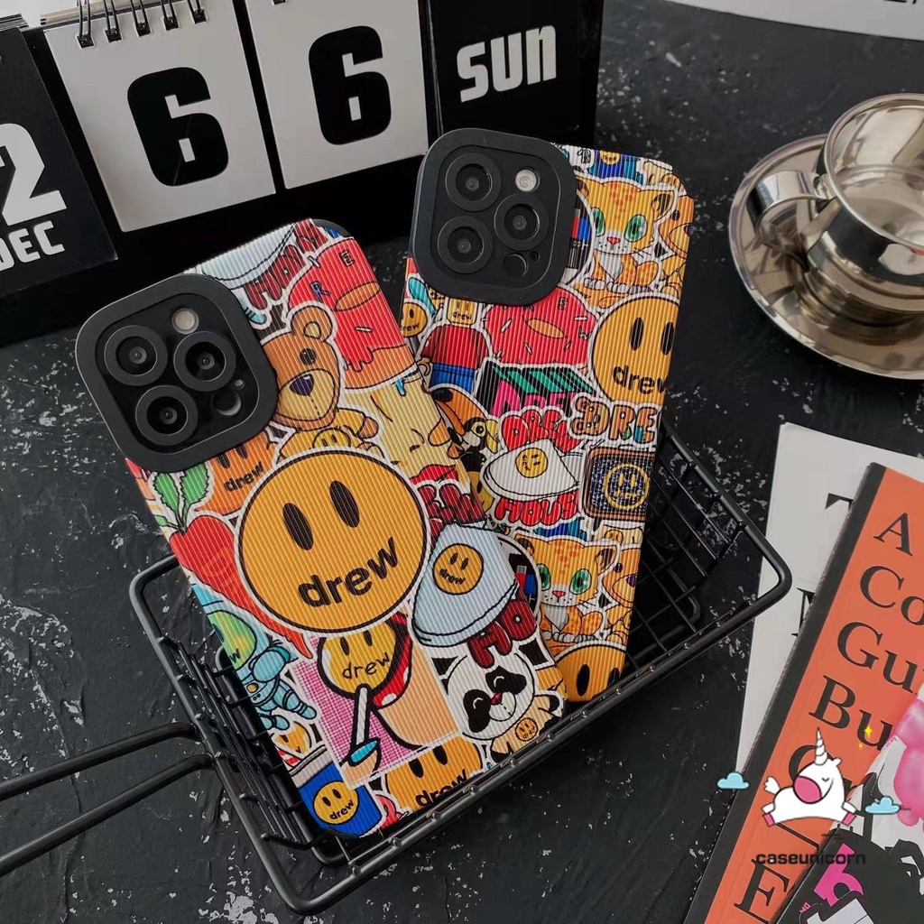 IPHONE Mewah Tekstur Kulit Lucu Graffiti Kartun Beruang Smiley Phone Case Kompatibel Untuk Iphone11 Pro Max XR 13 14 12 Pro Max7 8 Plus X XS Max Trendi Drew House Brand Soft Cover