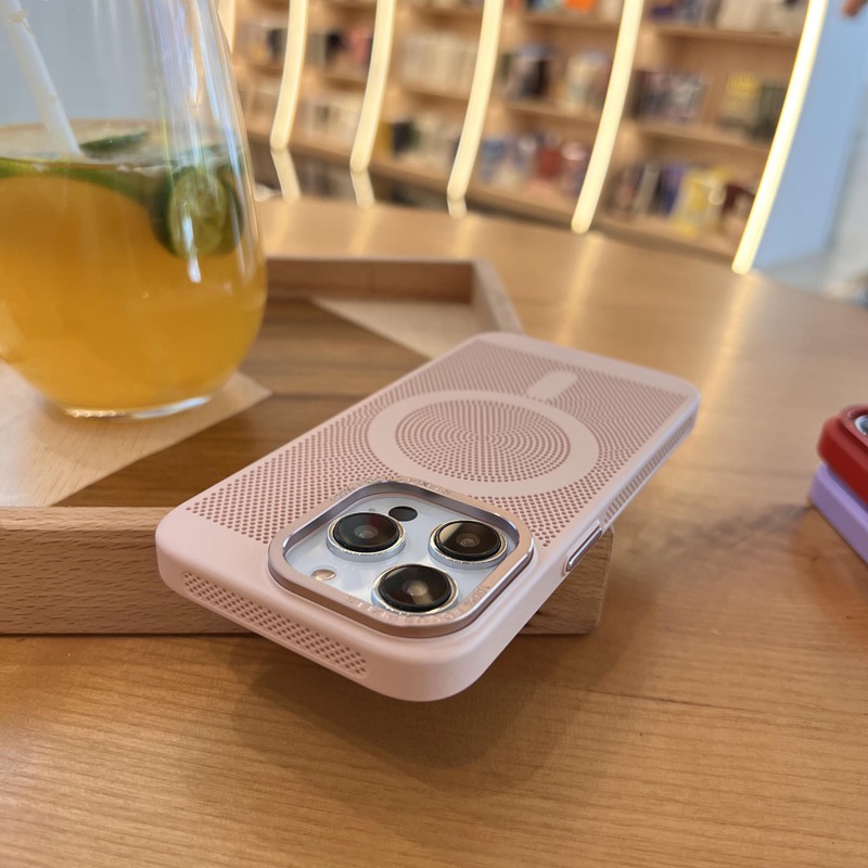 The new model is suitable for Phone case iPhone 14 13 12 PRO MAX cooling magnetic phone case and anti drop protection to prevent overheating of your phone. Case
