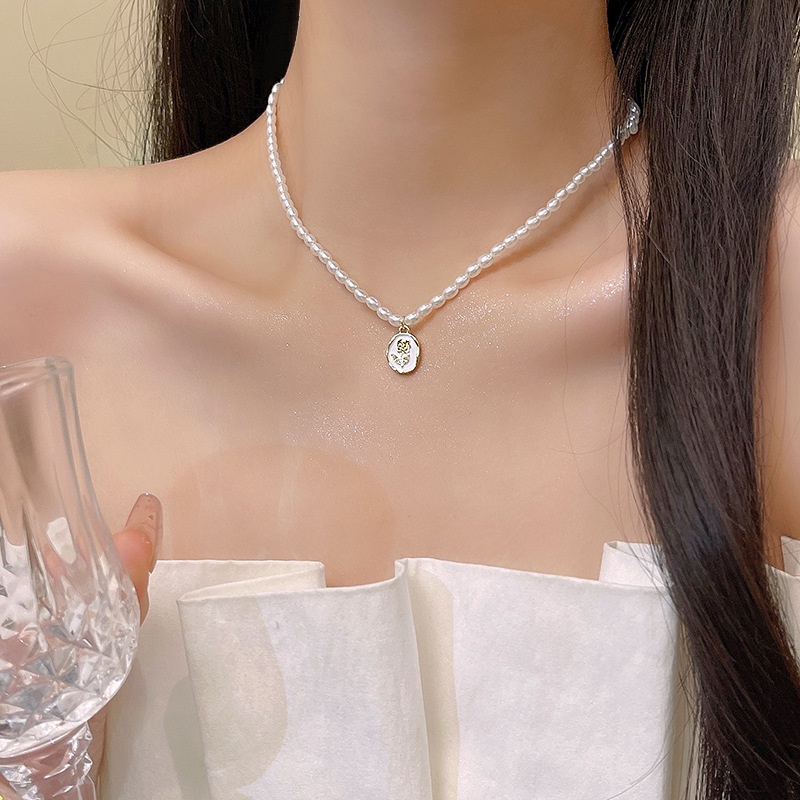 Kalung Liontin Mawar Mutiara Perancis Perempuan Desain Niche Mewah Ringan High-End Rantai Klavikula Gaya Baru