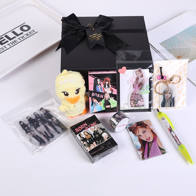 9pcs/set Blackpink Koleksi Deluxe Gift Box with BORN PINK Photocards Pendant Sticker Plush Doll Set Kotak Album Idola Korea Untuk Penggemar Blink Blackpink