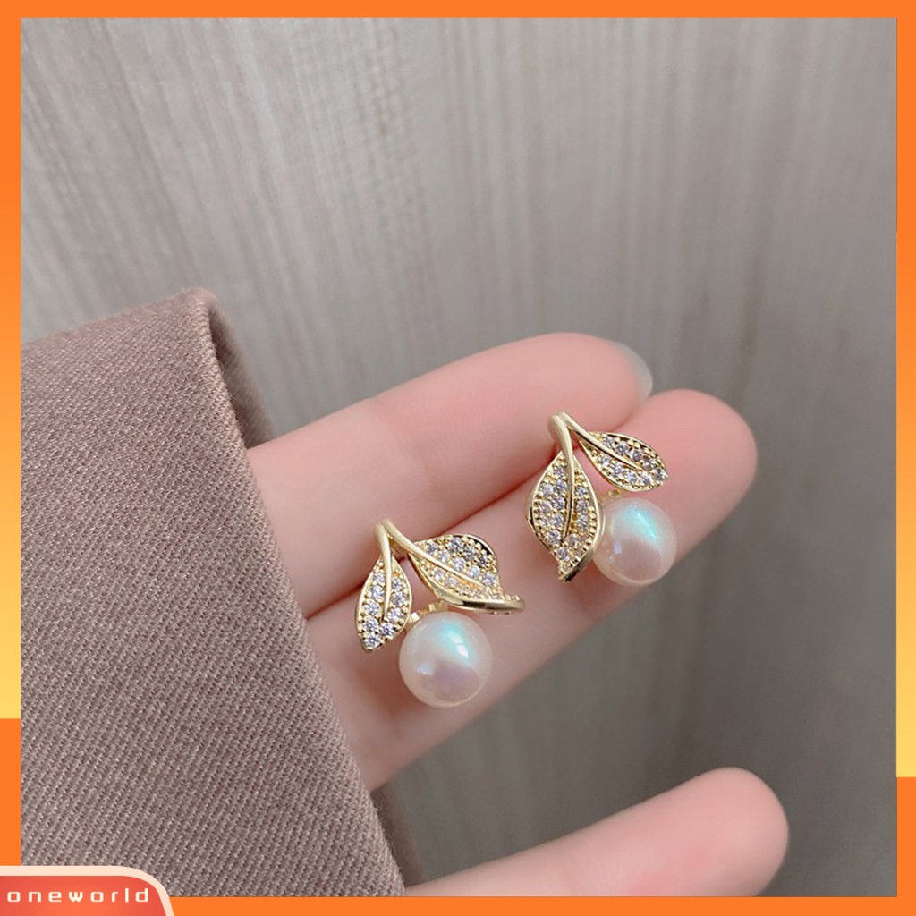 [EONE] 1pasang Ear Studs Dainty Elegan Bling Berlian Imitasi Golden High Gloss Daun Mutiara Imitasi Wanita Anting Perhiasan Aksesoris