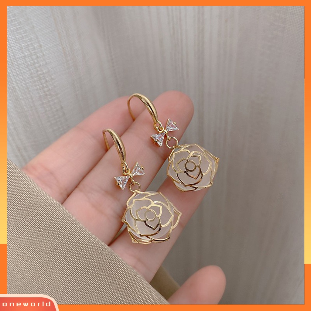 [EONE] 1pasang Anting Kait Golden Hollow Bunga Faux Opal Gaya Perancis Elegan Berlian Imitasi Bertatahkan Ikatan Simpul Menjuntai Anting-Anting Perhiasan Fashion