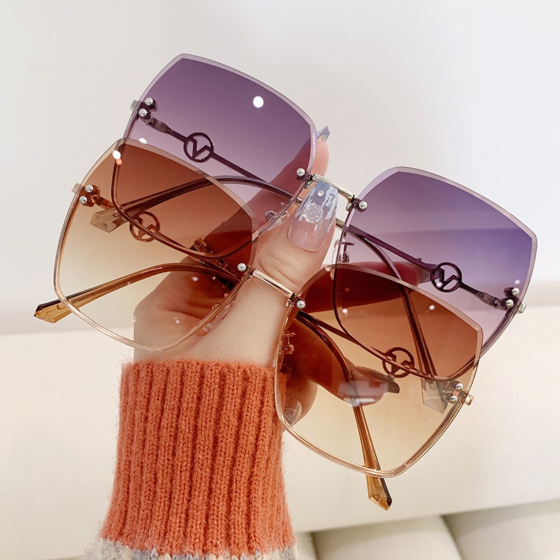 (YUZHU) Kacamata Hitam Tanpa Bingkai Logam Bergaya Baru Untuk Wanita Oversized Square Frame Gradient Shade Sunglasses