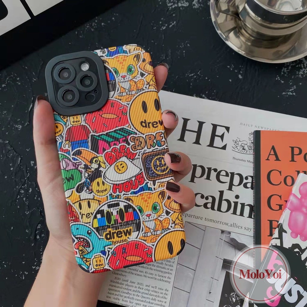 Casing Rumah Drew Merek Trendi Kulit Tekstur Mewah Kompatibel Untuk iPhone XR XS X Max 11 Pro Max8 7 Plus 13 12 14 Pro Max Graffiti Lucu Kartun Beruang Smiley Phone Soft Cover