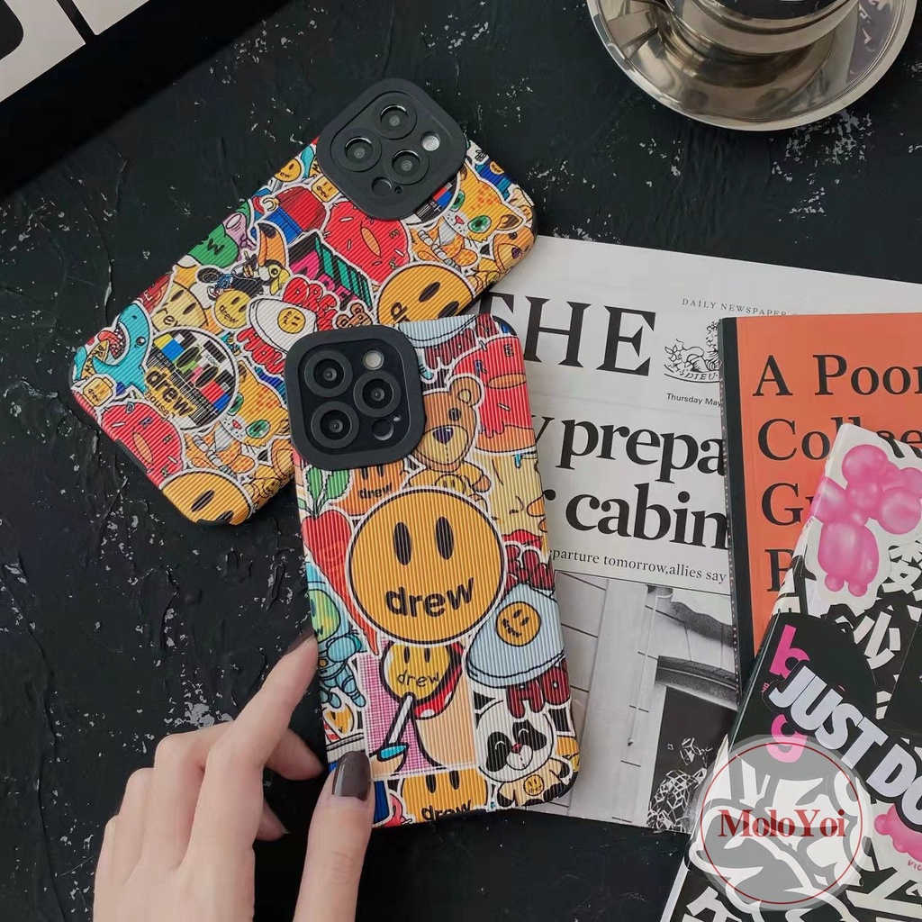 Casing Rumah Drew Merek Trendi Kulit Tekstur Mewah Kompatibel Untuk iPhone XR XS X Max 11 Pro Max8 7 Plus 13 12 14 Pro Max Graffiti Lucu Kartun Beruang Smiley Phone Soft Cover