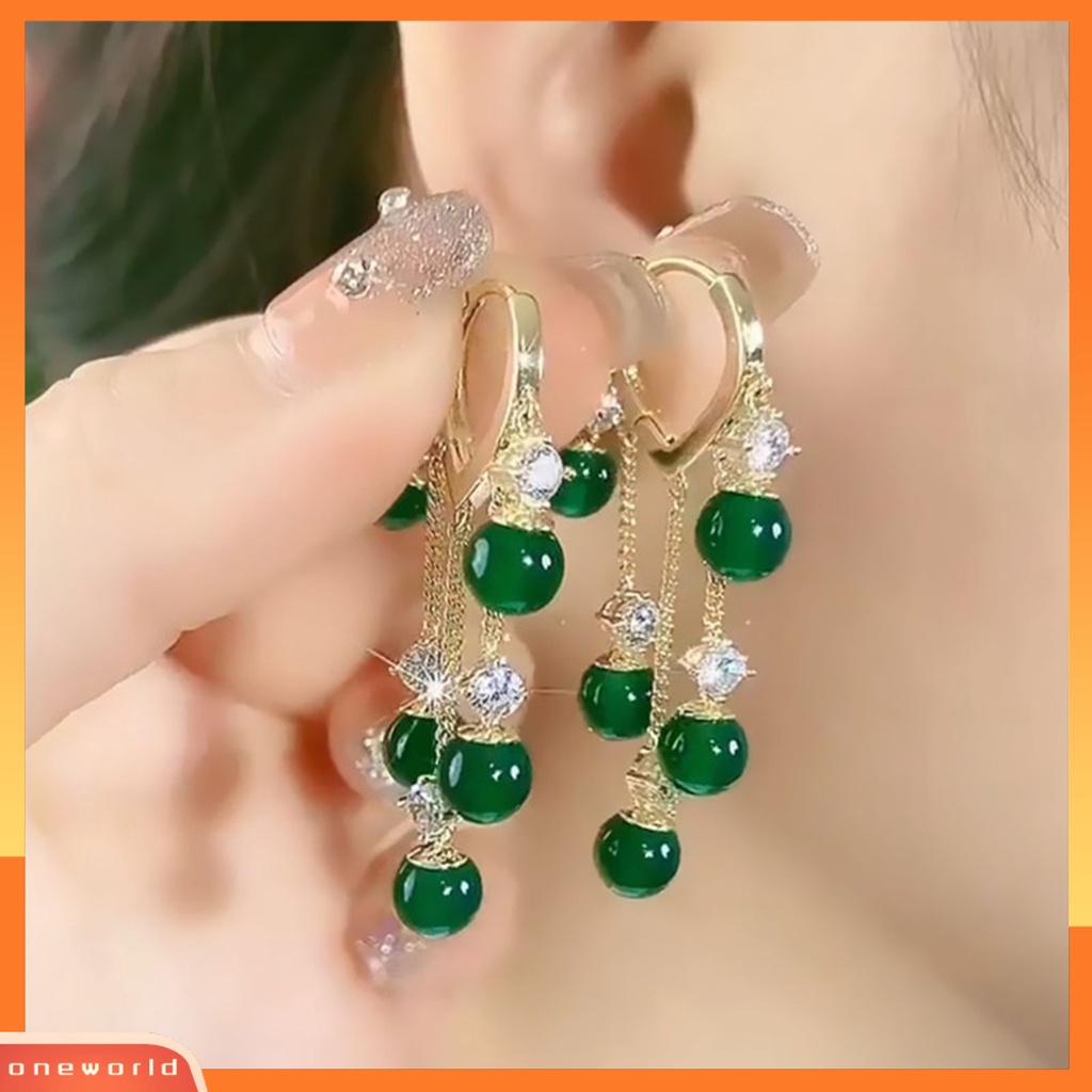 [ONE] 1pasang Ladies Earrings Eye-catching Pengerjaan Halus Rumbai Berlapis Emas Halus Poles Berdandan Warna Vibrant Hijau Simulasi Anting Zamrud Perhiasan Fashion