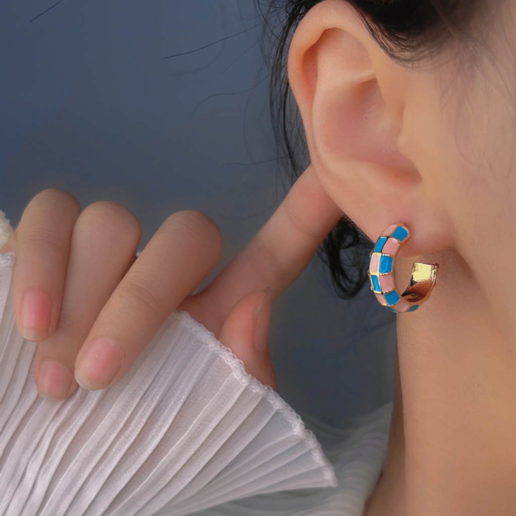 Anting Geometris Berbentuk C Kotak-Kotak Hitam Putih Fashion