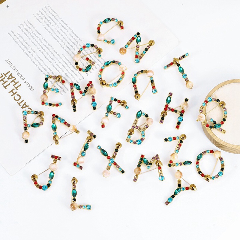 26huruf Berlian Imitasi Bros Alfabet Pin Desain Warna-Warni Fashion Perhiasan Hadiah