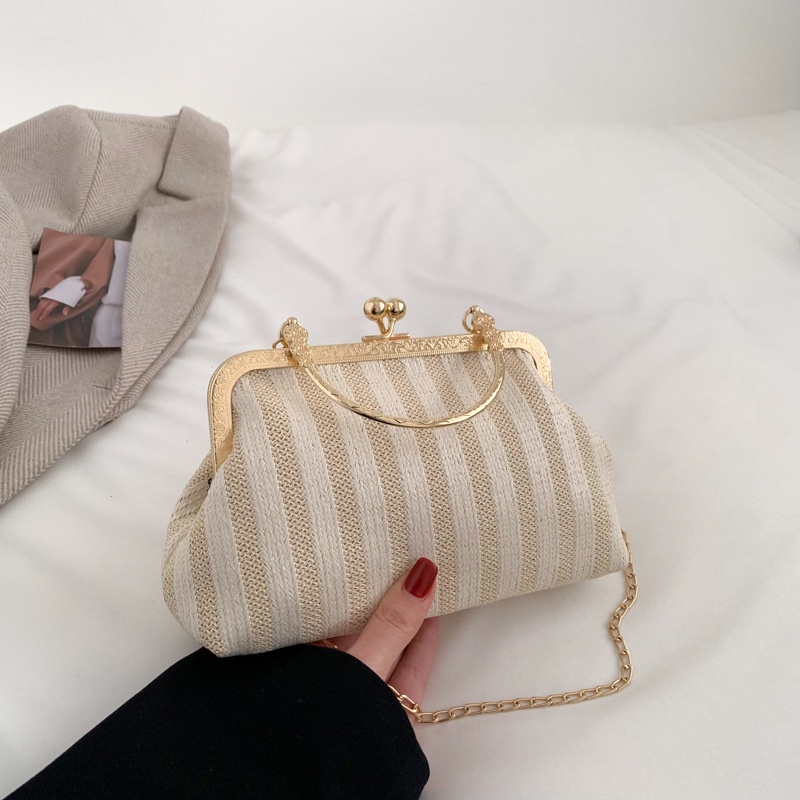 Tas wanita import berkualitas harga grosir bisa cod Retro klip tas wanita 2023 versi Korea baru rantai mutiara tas lipit wanita warna solid tangan memegang tas Messenger bahu