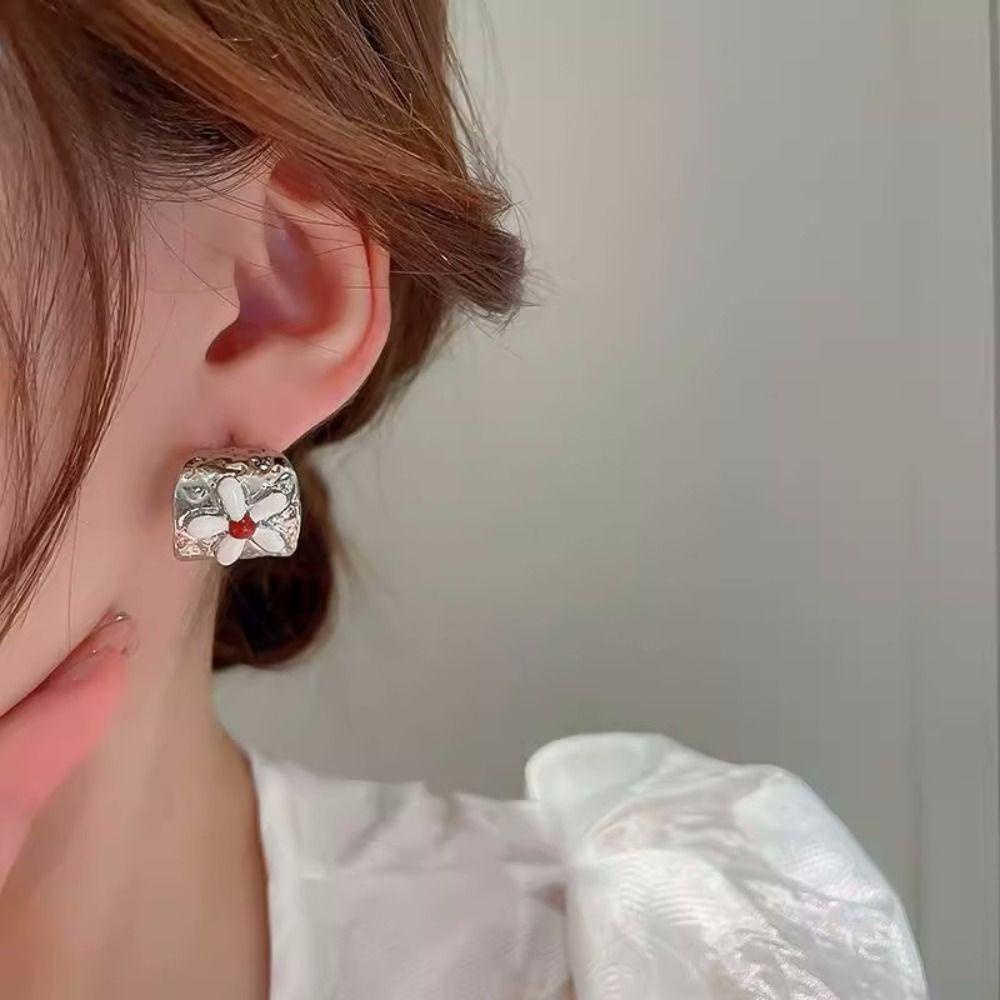 Mxbeauty Anting Enamel Simple Vintage Kerut Manis Bentuk C Bahan Alloy Perhiasan Telinga Untuk Wanita