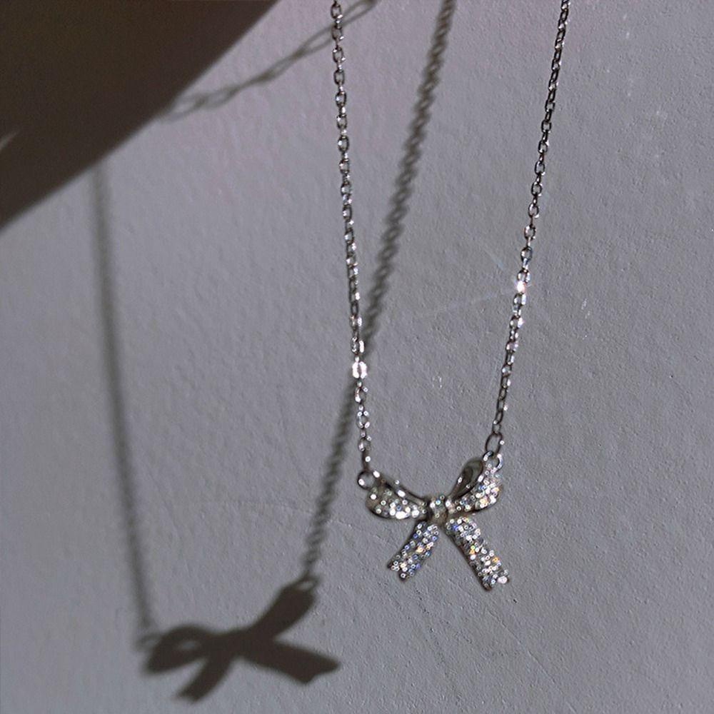 Agustina Wanita Kalung Pesona Indah Halus Klavikula Rantai Busur Tergantung Niche Desain Sweater Rantai Berlian Imitasi Gadis Choker