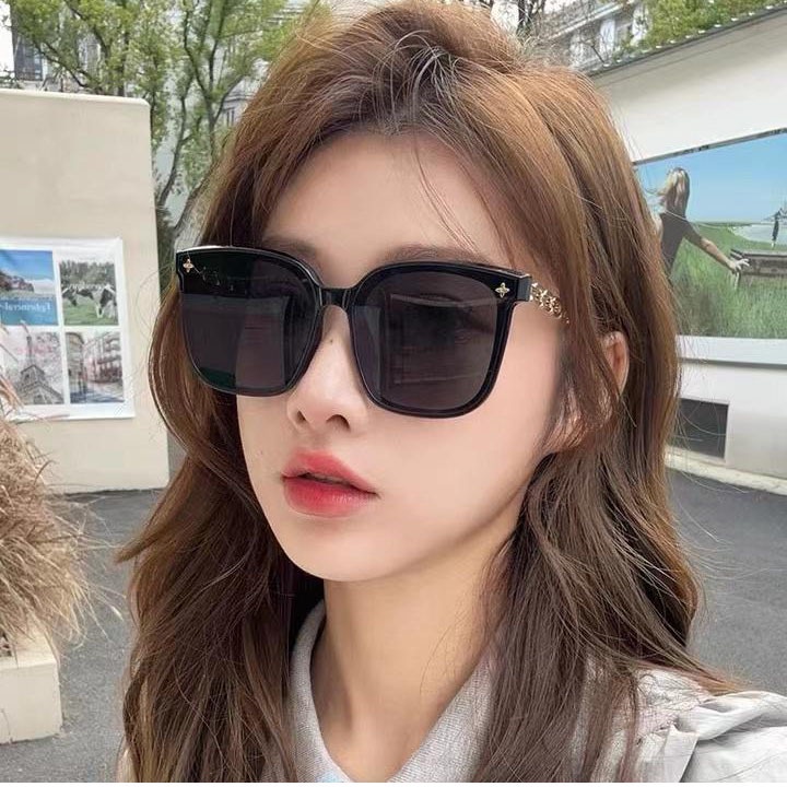 Kacamata Hitam Polarized Fashion Untuk Wanita Dengan Perlindungan Uv Dan Bingkai Rantai Logam Oversized Sunglasses