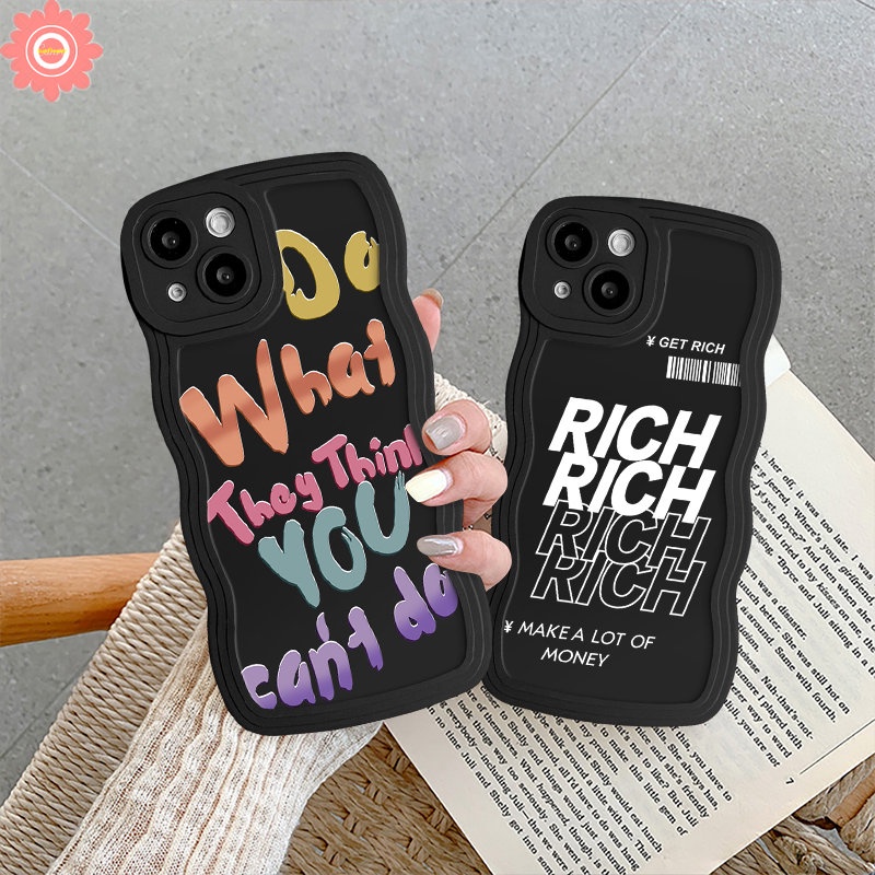 IPHONE Ins Sederhana Grafiti Surat Mendapatkan Kaya Casing Ponsel Kompatibel Untuk Iphone11 13 14 12 Pro Max XR 7Plus 714 8 6 6s Plus X XS Max SE 2020 Trendi Merek Lembut Tpu Bergelombang Tepi Penutup Belakang