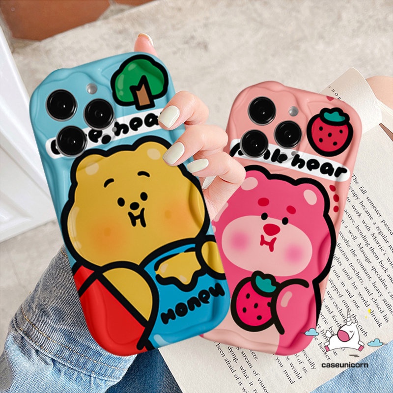 Case Tepi Melengkung Bergelombang Kartun Winnie The Pooh 3D Kompatibel Untuk iPhone 7Plus 11 13 14 12 Pro Max XR X6 7 6s 8 Plus XS Max SE 2020 Glossy Cute Strawberry Bear Manyo Lembut Tpu Cover