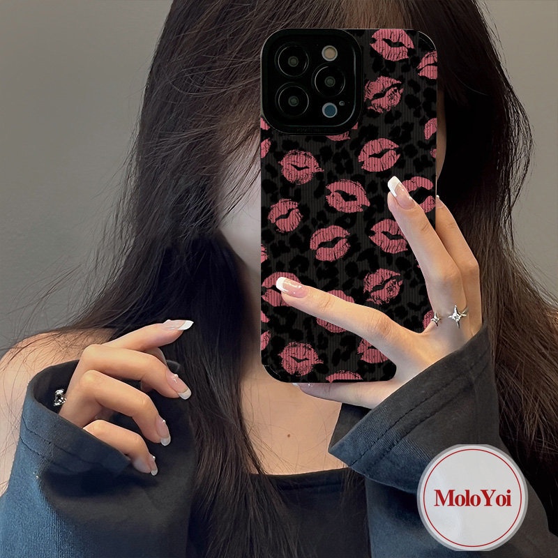 Ins Kotak-Kotak Merah Kisses Lips Phone Case Kompatibel Untuk IPhone XR XS X Max 7Plus 8 7 Plus 11 14 13 12 Pro Max Tekstur Kulit Mewah Shockproof Soft Cover