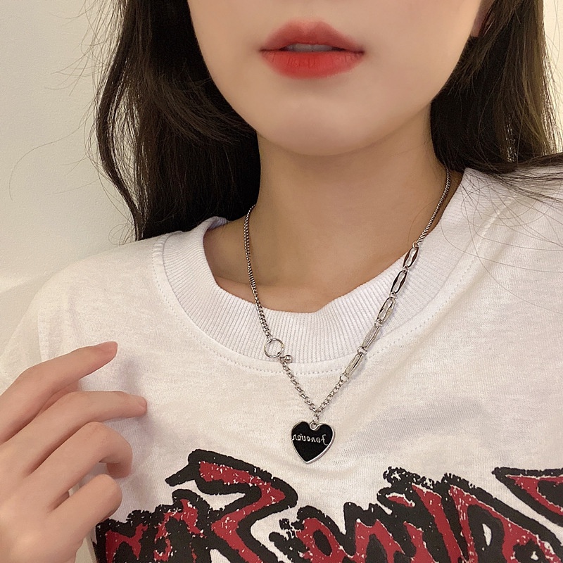 Kalung Liontin Huruf Cinta Hitam Wanita Trendi Keren Gaya Hip-Hop Sweatshirt Rantai Klavikula Cahaya Mewah Desain Niche Sen