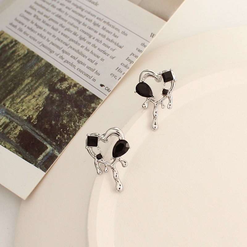 Anting Hitam Gadis Pedas Gaya Dingin Anting niche Anting Unik Anting Rasa high-end Dan Temperamen Gaya Baru