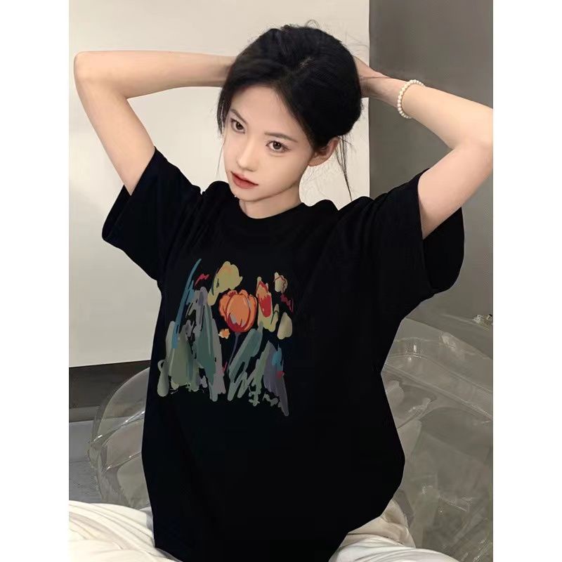 Red Retro Chic Hitam Leher Bulat Lengan Pendek T-shirt Wanita 2023 Musim Panas Baru Hong Kong Rasa Longgar Bahu T-shirt Kaos Putih