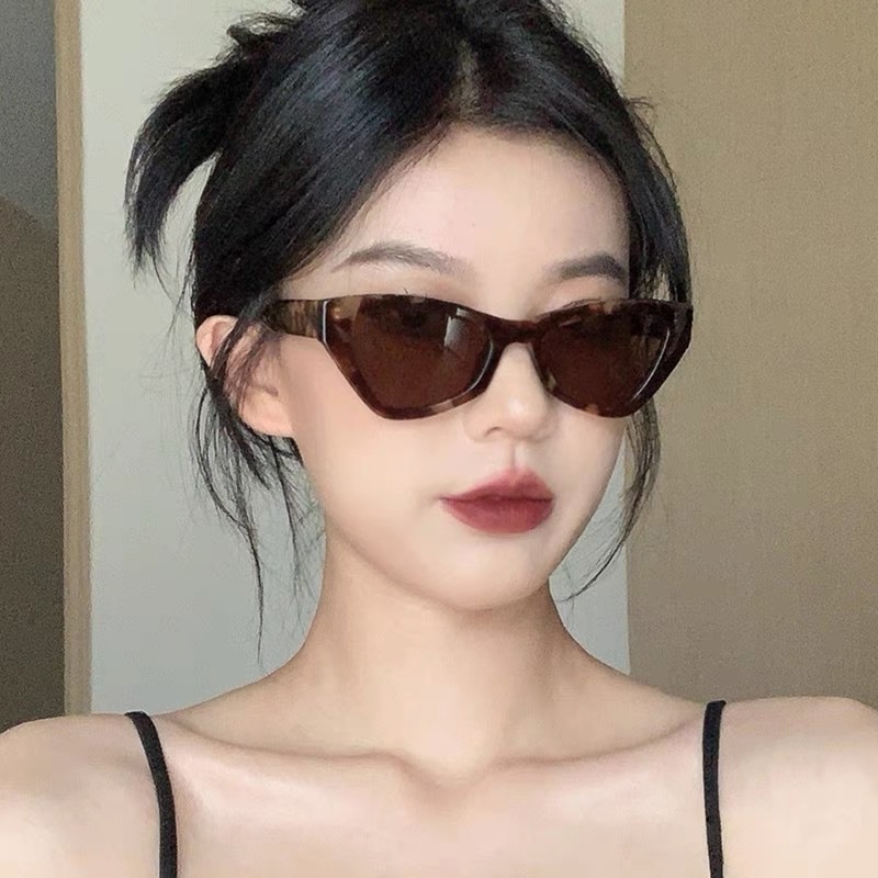 (YUZHU) Western Retro Fashion Cat Eye Metal Hinges Sunglasses INS Style Kacamata Anti Radiasi Untuk Wanita