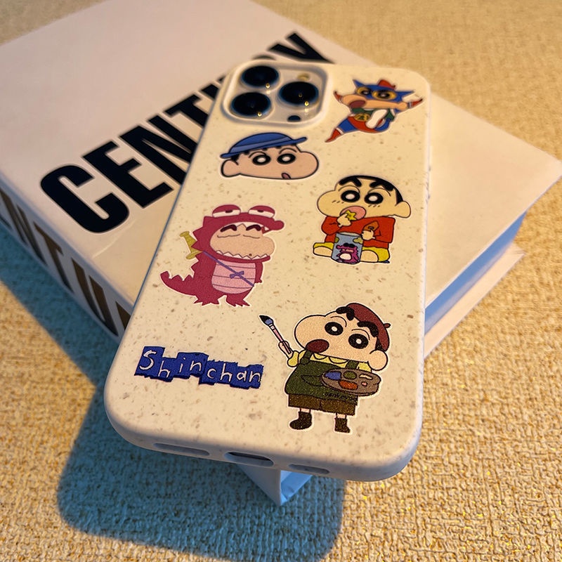 Ins Crayon Shin-Chan Cocok Untuk iPhone 14 Pro Max iPhone Phone Case Ramah Lingkungan Degradable Phone Case Shockproof Protection Camera Kompatibel Dengan iPhone 13 13prm iPhone 11 7Plus 8Plus Xr XS 12 Pro Max Casing Ponsel
