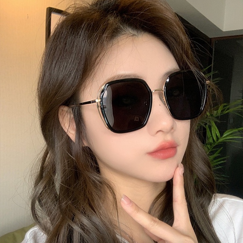 (YUZHU) Kacamata Hitam Gradasi Bingkai Logam Fashion Korea Untuk Wanita INS Gaya Oversized Frame Sunshade Sunglasses