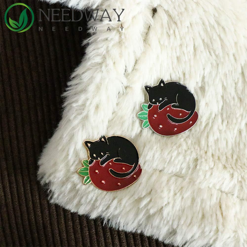 Needway   Kucing Bros Lucu Kartun Strawberry Kucing Hitam Lencana Pin Kerah Pin Enamel Pin