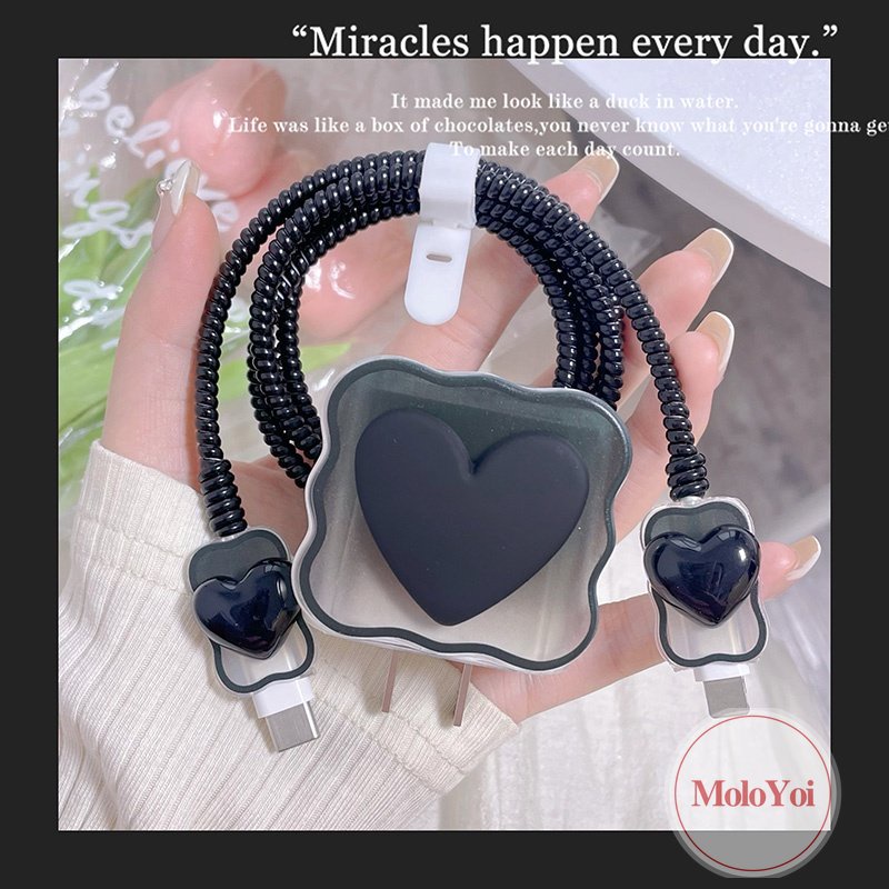 Set Lengan Kabel Data Tepi Bergelombang 5in1 Kompatibel Untuk Apple 18/20W Adapter Charger Cute Strawberry Bear Toy Story Love Heart Lovely Bowknot Cable Soft Cover Dengan Pelindung Gigitan