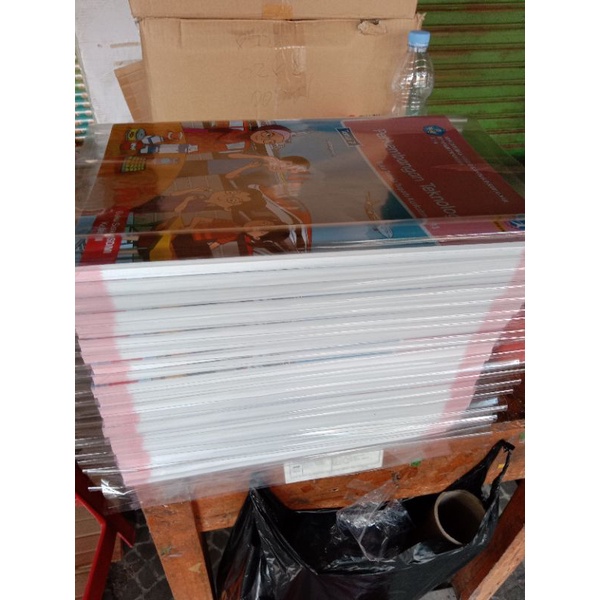 

Sampul Buku Plastik Mika Bening 1 Rol/50m Ukuran 25cm,27cm,34cm