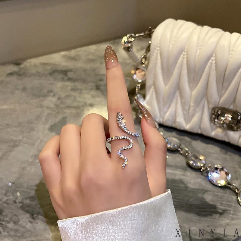 Cincin Jari Desain Ular Aksen Kristal Bahan Zirkon Warna Silver Untuk Wanita