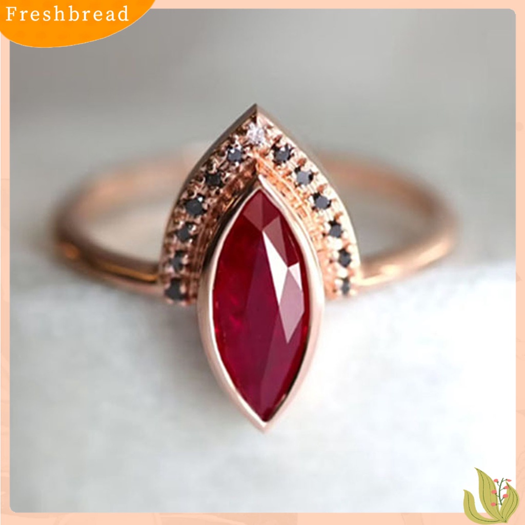 &lt; Freshbread &gt; 2Pcs/Set Berlian Imitasi Retro Couple Rings Alloy Red Prismatic Faux Crystal Finger Rings Charm Jewelry