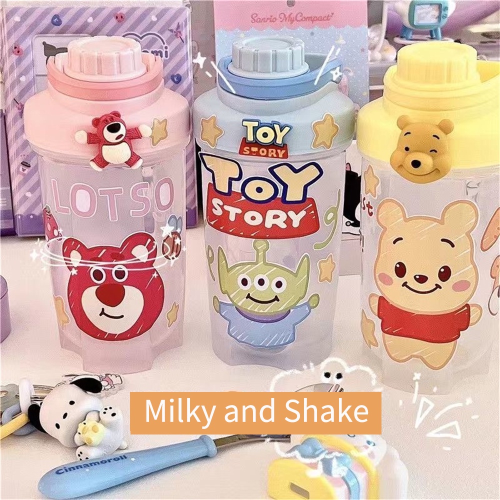 Disney Disney Toy Story Cangkir Air Kapasitas Besar Beruang Stroberi Alien Olahraga Cangkir Goyang Siswa Kartun Pot Air Plastik Hadiah Cangkir Kecantikan Tinggi