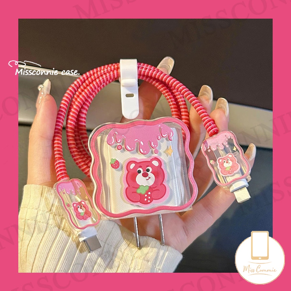 Cute Strawberry Bear Toy Story Love Heart 5in1 Set Lengan Kabel Data Tepi Bergelombang Kompatibel Untuk Apple 18/20W Adapter Charger Soft Cover Dengan Pelindung Gigitan Kabel Ikatan Simpul Yang Indah