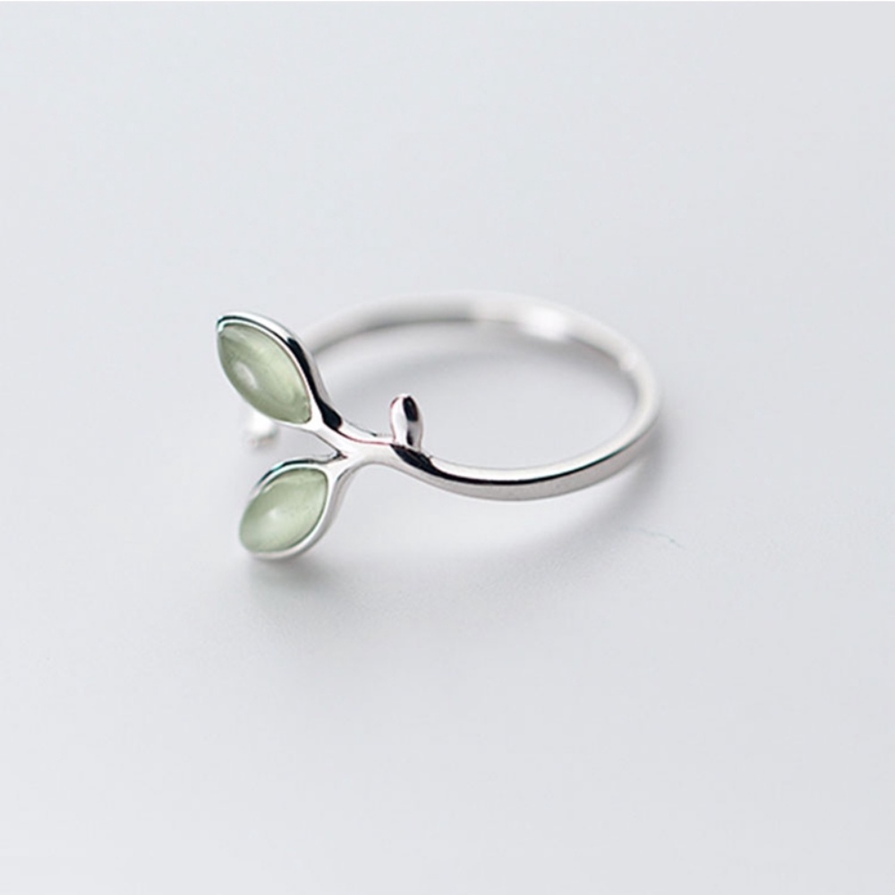 Cincin Silver Casual Desain Daun Hijau Hias Kristal Untuk Wanita