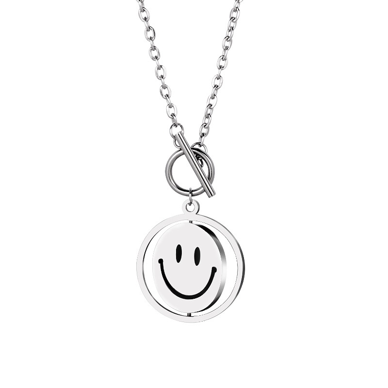 Versi Korea Smiley Face Kalung Pria ins Gaya Keren Emoticon Liontin Unik Hip-Hop Pria Trendi Produk Baja Titanium