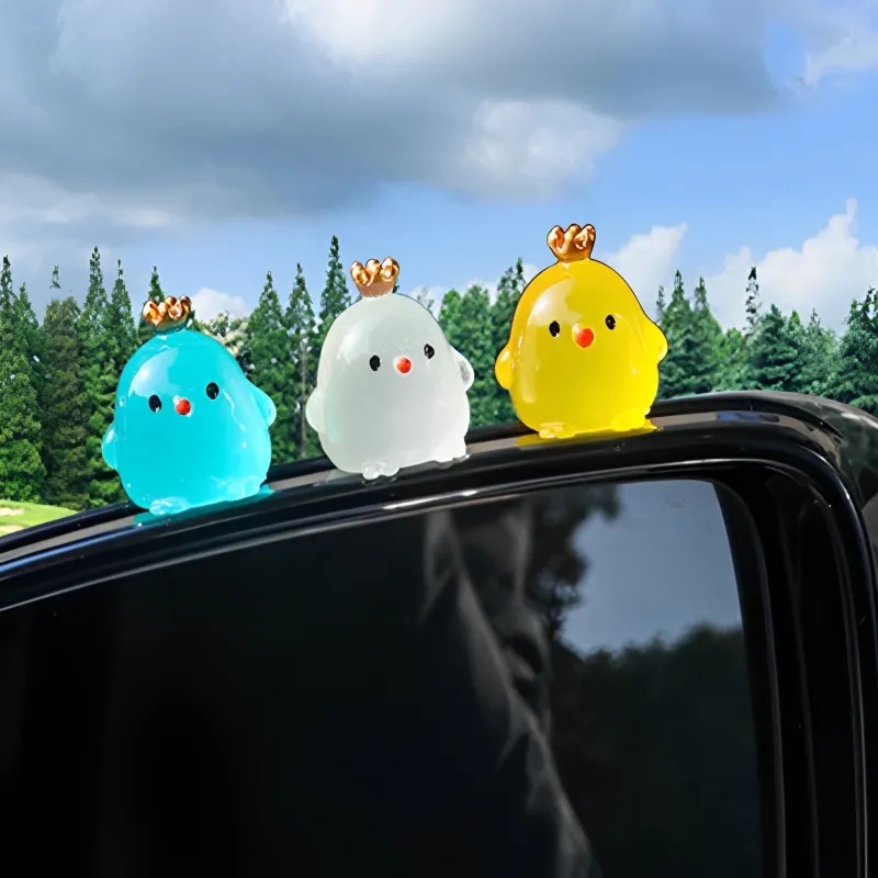 Ornamen Mobil Ayam Mahkota Kartun Lucu/Mainan Ayam Resin Bercahaya Mini Berperekat/Aksesoris Dekorasi Dashboard Mobil