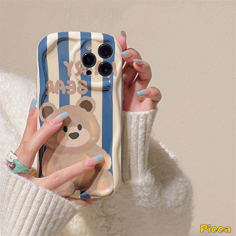 Case Motif Garis Beruang Lucu Kompatibel Untuk iPhone 7Plus XR 11 Pro Max 6s 8 6 7 Plus 14 13 12 Pro Max X XS Max SE 2020 Kartun Strawberry Beruang Manyo 3D Wavy Curved Edge Glossy Cover