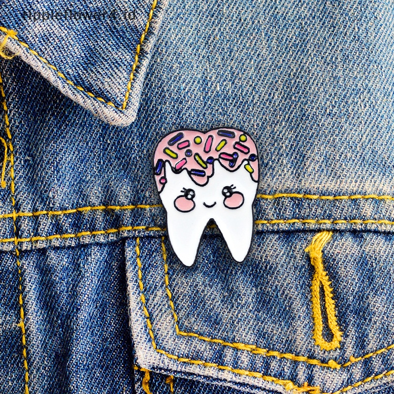 {rippleflower4.id} Lucu Kartun Gigi Malu Enamel Bros Pin Manis Indah Tetesan Minyak Bros Kerah Lencana Keperawatan Perhiasan Hadiah Aksesoris~
